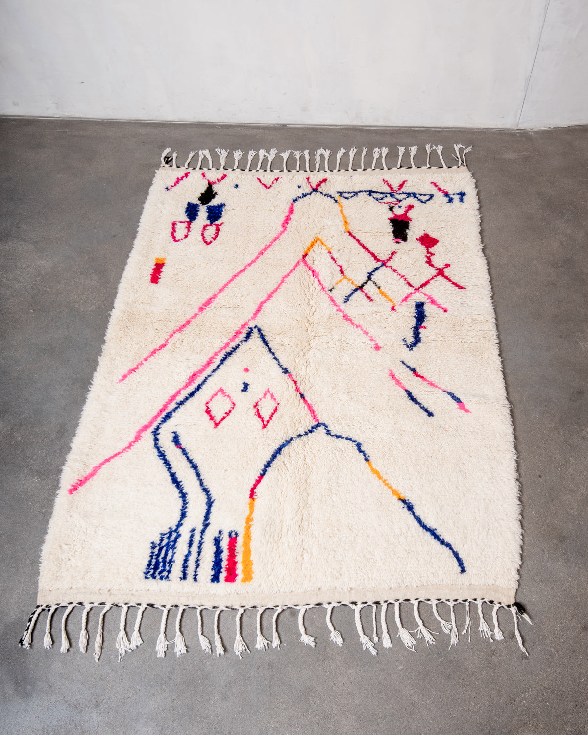 Modern designer handcrafted Berber rug from Morocco. Azilal rug with beautiful colors and patterns. Made of sheep’s wool and colourful cotton.